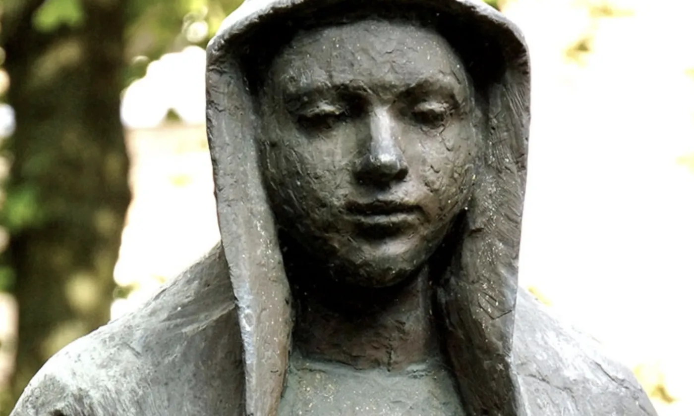 Statue de Marguerite Porete au béguinage de Valenciennes ©DR