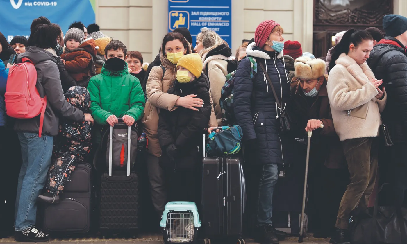 Lviv (Ukraine), le 26 février 2022. Des civils attendent le train pour fuir vers la Pologne. © Shutterstock