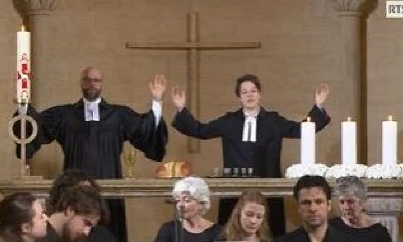 Culte de Pâques en Eurovision de la Collégiale de Neuchâtel, pasteur Florian Schubert et pasteure suffragante Eva Lefèvre ©RTSreligion