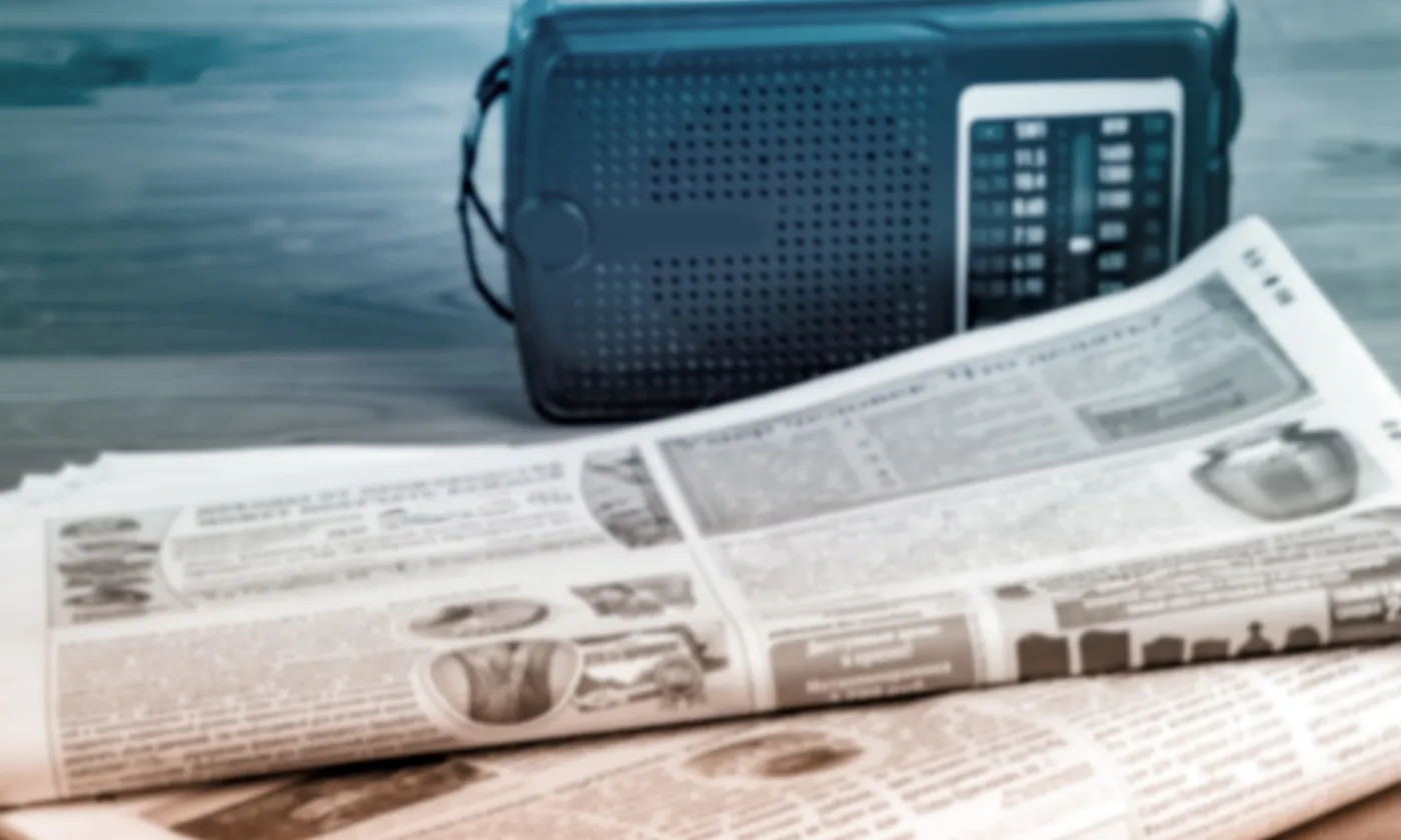 Des journaux et une radio. Image prétexte ©iStock/art159