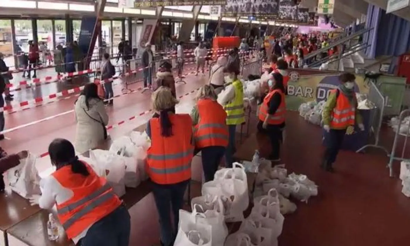 Une distribution de nourriture a réuni plus de 2000 personnes à Genève le 2 mai 2020 ©Le 19h30/RTS