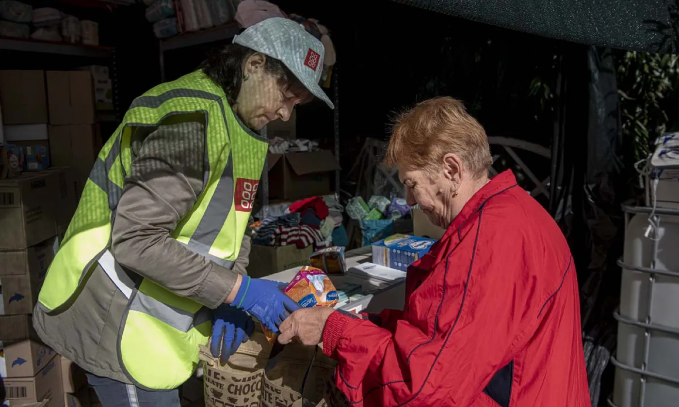 En septembre 2022, dans la région de Mikolaïv, proche du front, Galina (en vert) participe à la distribution de kits d’hygiène de l’EPER. Andràs D. Hajdù / EPER