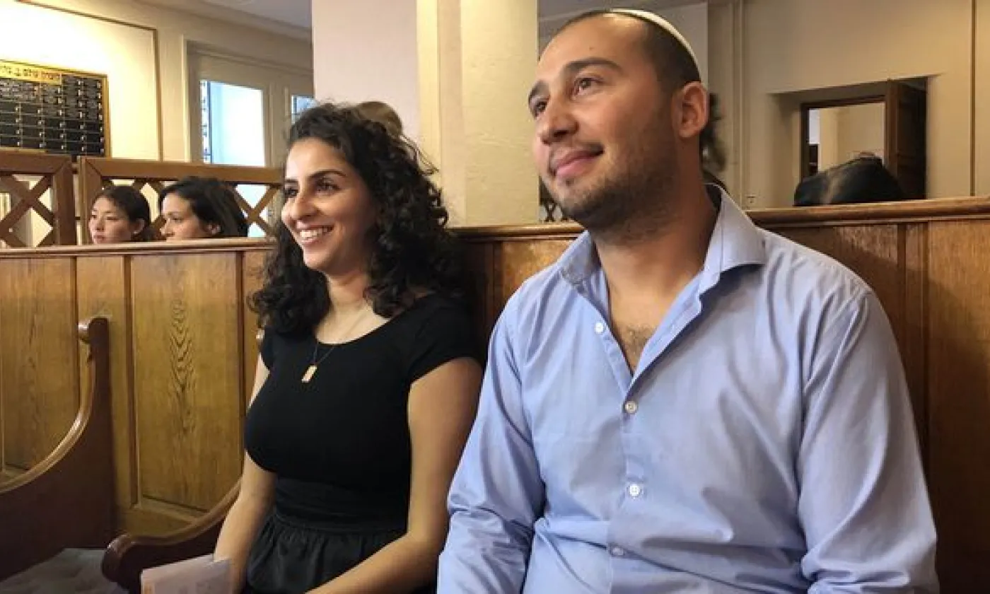 Farah Hocine et Simon Bismuth font visiter la synagogue de la Chaux-de-Fonds ©Gabrielle Desarzens/RTSreligion