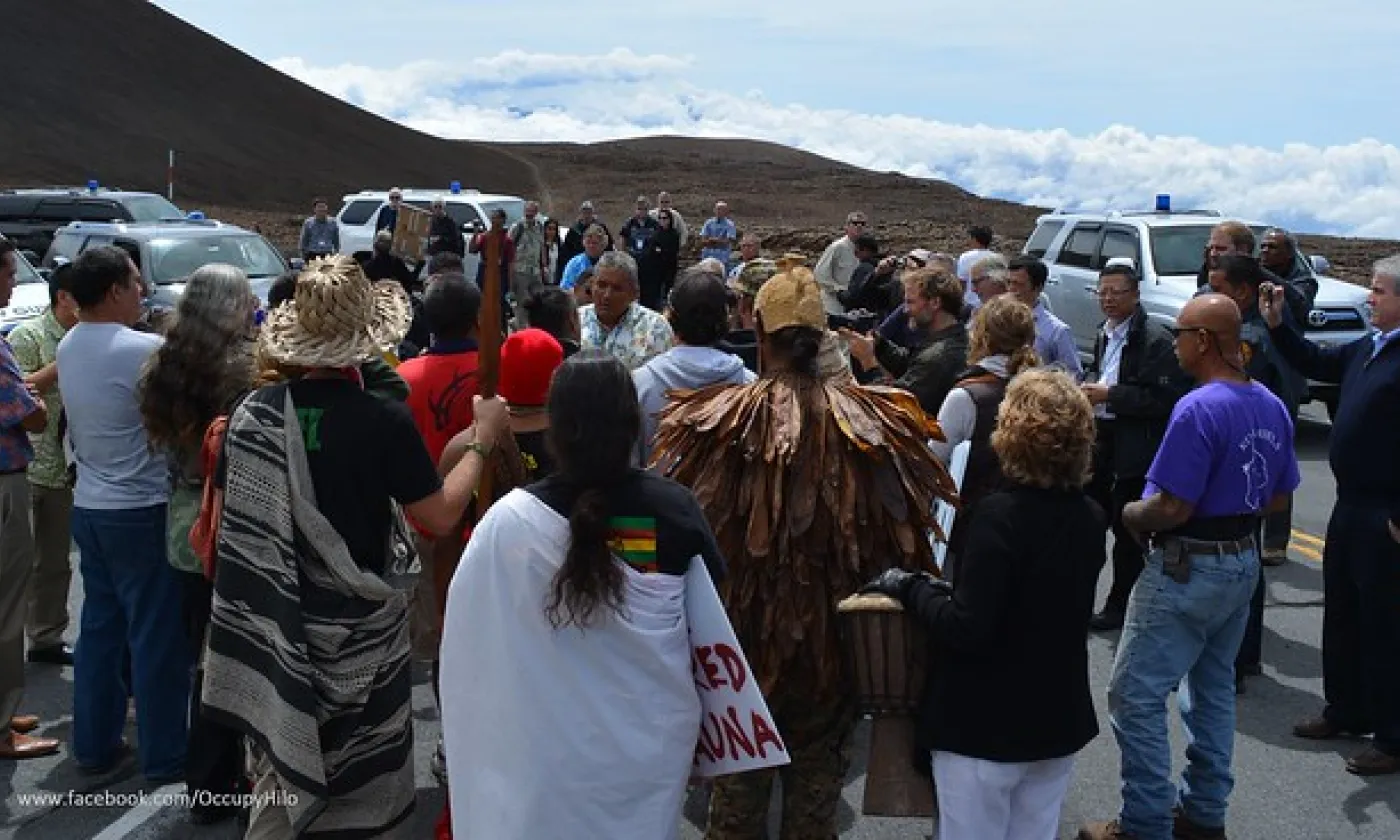 Habitants de Mauna Kea protestant contre la construction d'un téléscope géant ©Flikr/Occupy Hilo/CC BY-SA 2.0