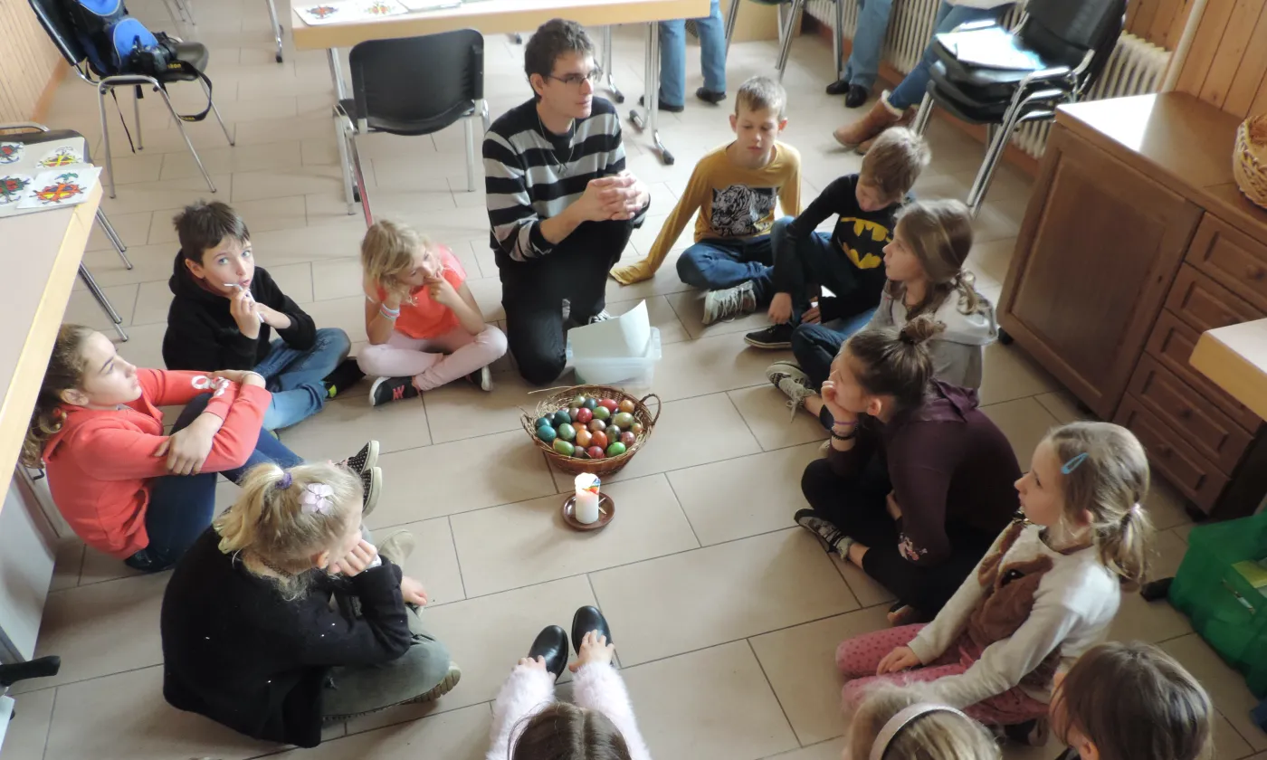 Laurent Lasserre avec des enfants. ©DR