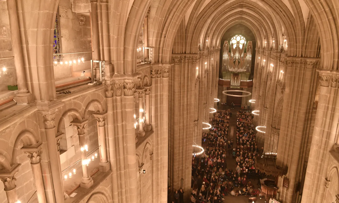 La cathédrale à nouveau illuminée à la bougie © Alain Grosclaude