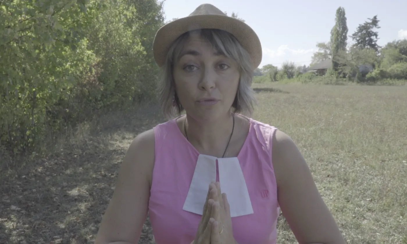 Carolina Costa pose avec son rabat: c'est bien la pasteure qui parle! © Les Ataprods