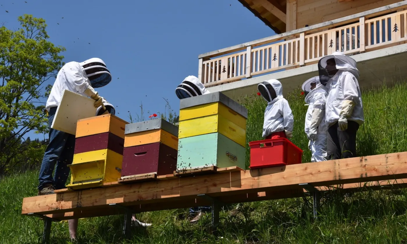 Un paroissien et apiculteur de Chesières a récemment proposé une journée découverte des abeilles. ©DR