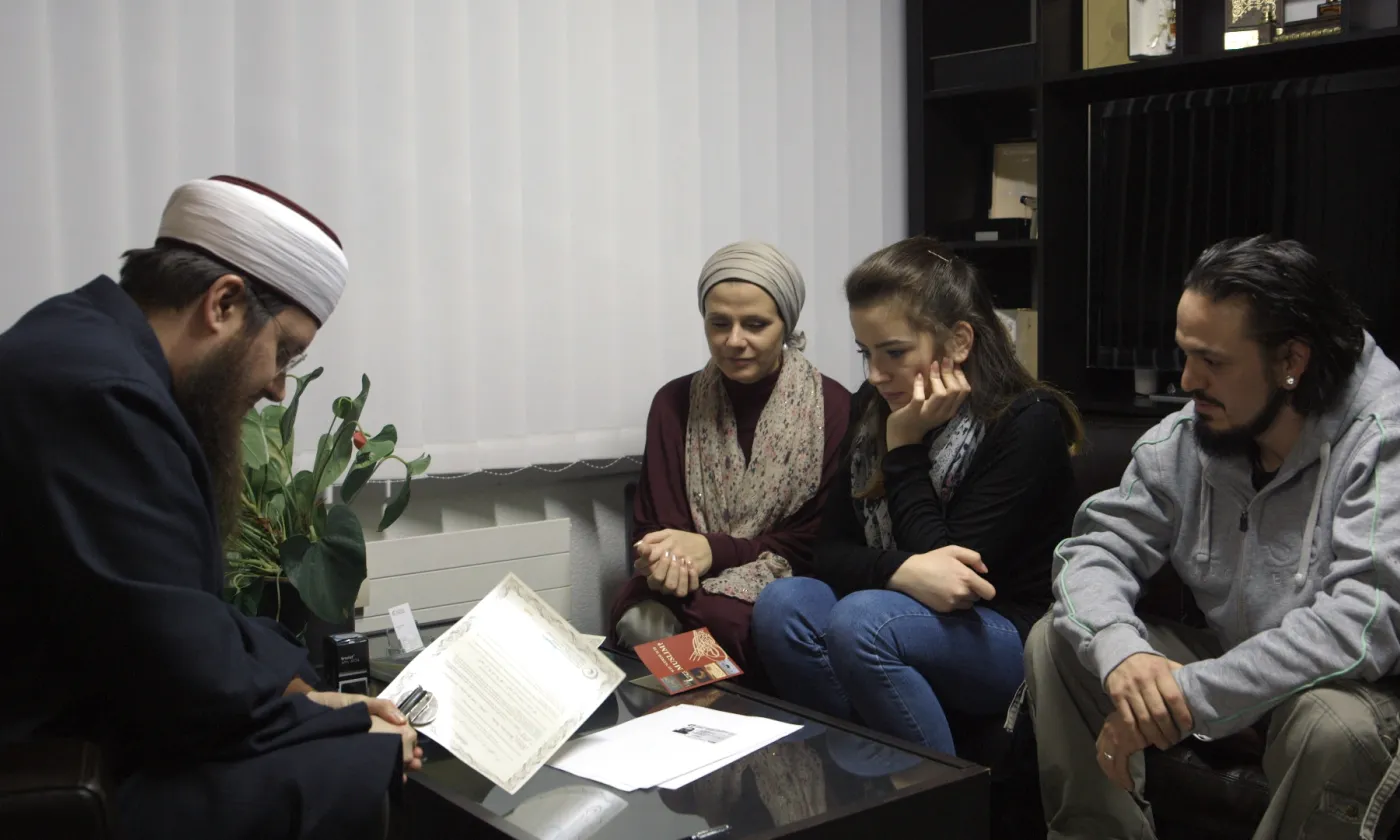 Scène-clé du film, la conversion de Gioia, entourée de sa mère Myriam et de Franco, le mari de celle-ci, chez l'imam Nicolas Blancho, président du Conseil central islamique suisse. © First Hand Films