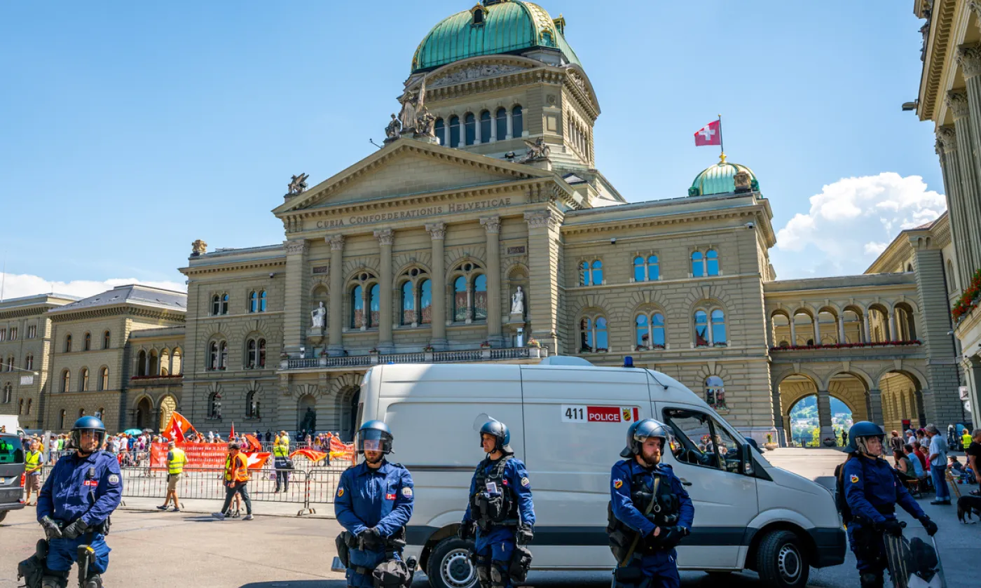 Les manifestations devant le Palais fédéral en 2020 durant la pandémie sont le fruit du durcissement du débat public. ©iStock/Julien Viry