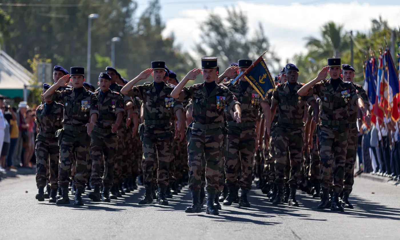 Bataillon de soldats français en marche © Istock / Gwengoat