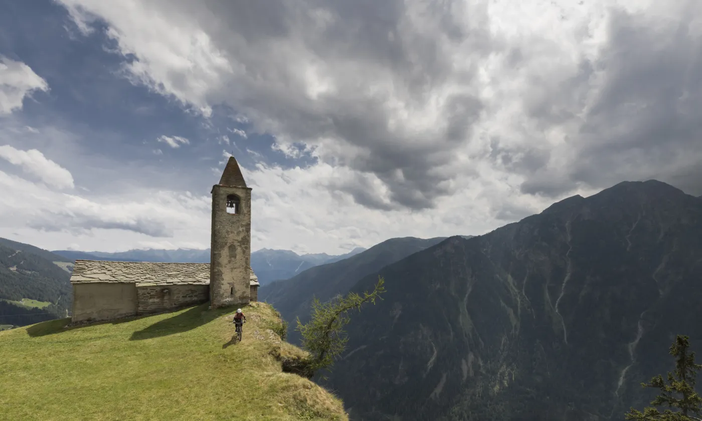 Si le rapport entre État et Églises historiques n’est symboliquement pas menacé par les débats sur la Constituante valaisanne, la question de leur financement et de la reconnaissance d’autres communautés religieuses feront l’objet de la suite des discussions.