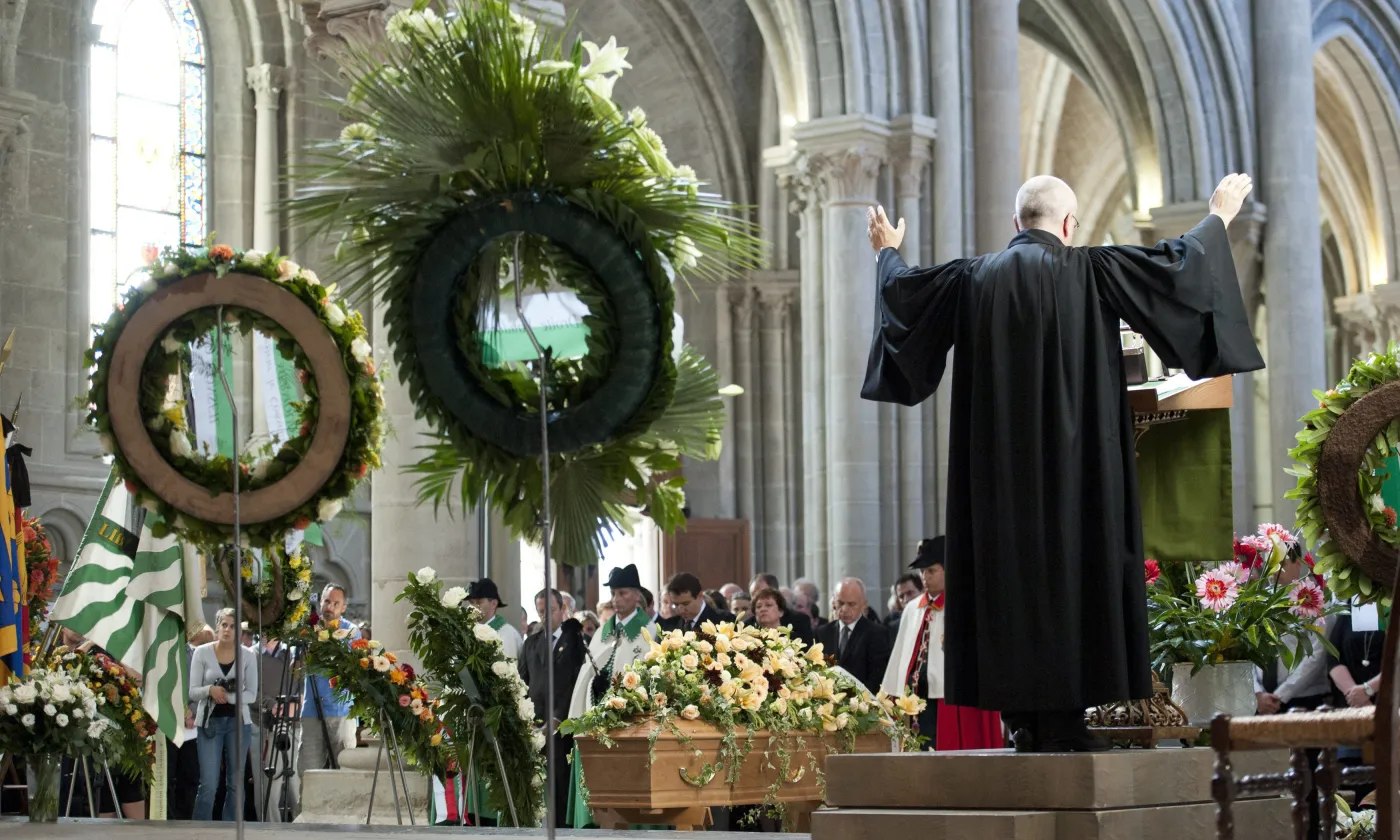 Alors qu’une pénurie de pasteurs menace sérieusement et à court terme les Eglises réformées, la question du recours à des diplômés de la HET-pro se fait de plus en plus pressante. Keystone