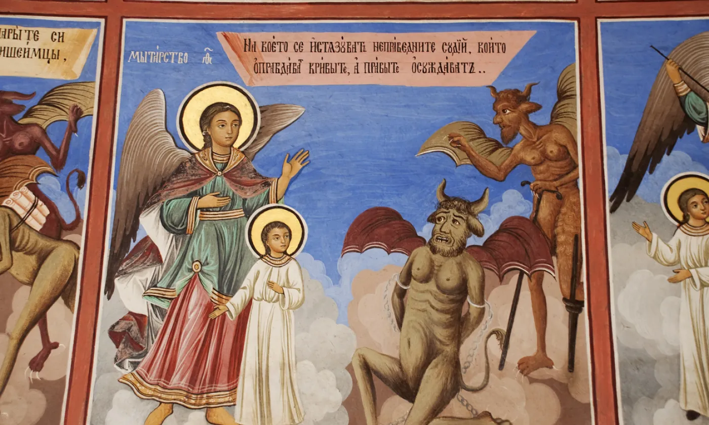 Créatures démoniaques et angéliques peintes dans l'église centrale du monastère de Rila, en Bulgarie. IStock