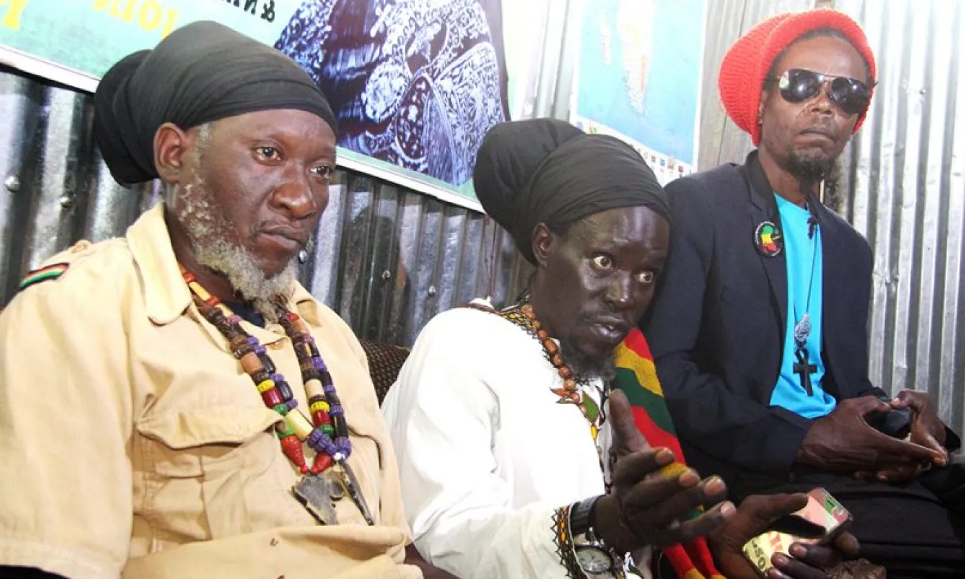 Les membres du groupe Rastafarian Family Elders Ras Malonza, Ras Lojuron et John Wambua, dans leur local de prière du bidonville de Kibera, à Nairobi au Kenya. @ RNS/Tonny Onyulo