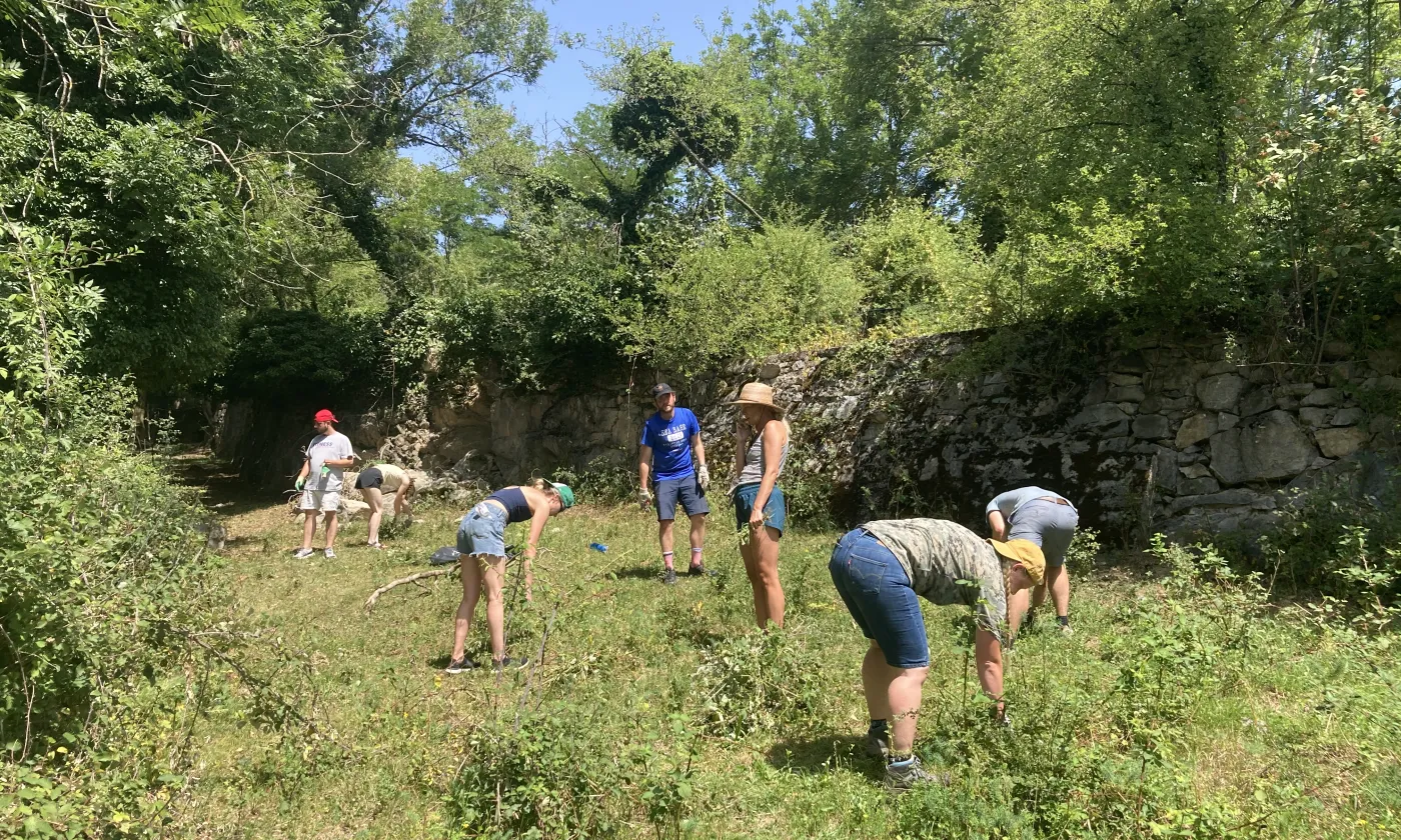 Une équipe en pleine session de travail. © A Rocha Suisse