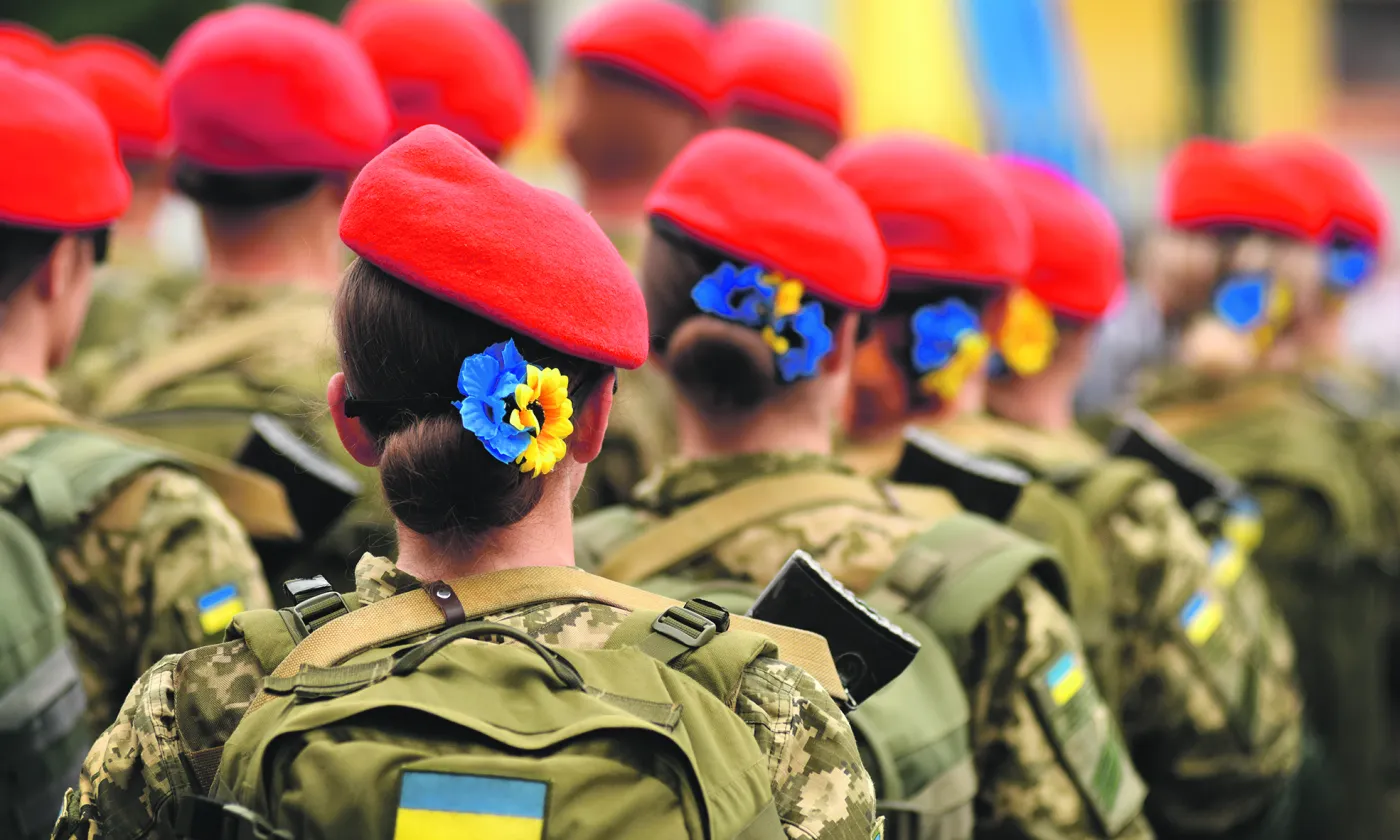 De jeunes Ukrainiennes s’engagent pour la défense de leur pays. © Shutterstock