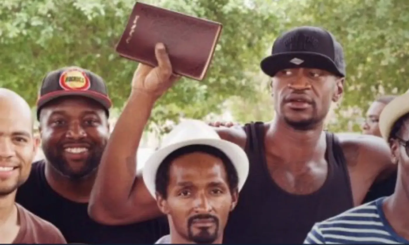 George Floyd, deuxième à droite, tenant une Bible dans sa main avec ses amis de paroisse.