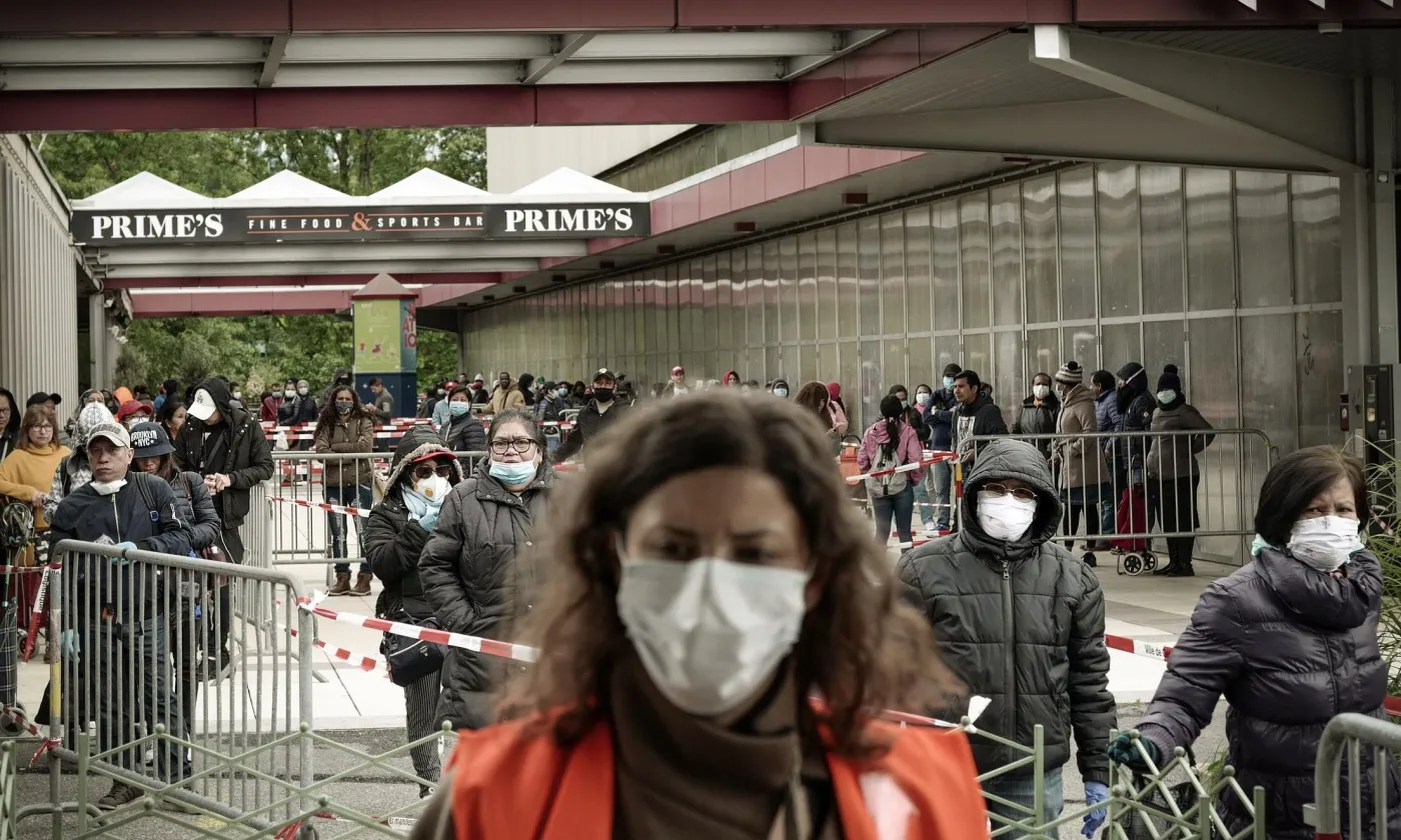 Distribution de nourriture à Genève. Copyright Laurent Guiraud Bénévole et nécessiteux le 2 mai dernier aux Vernets
