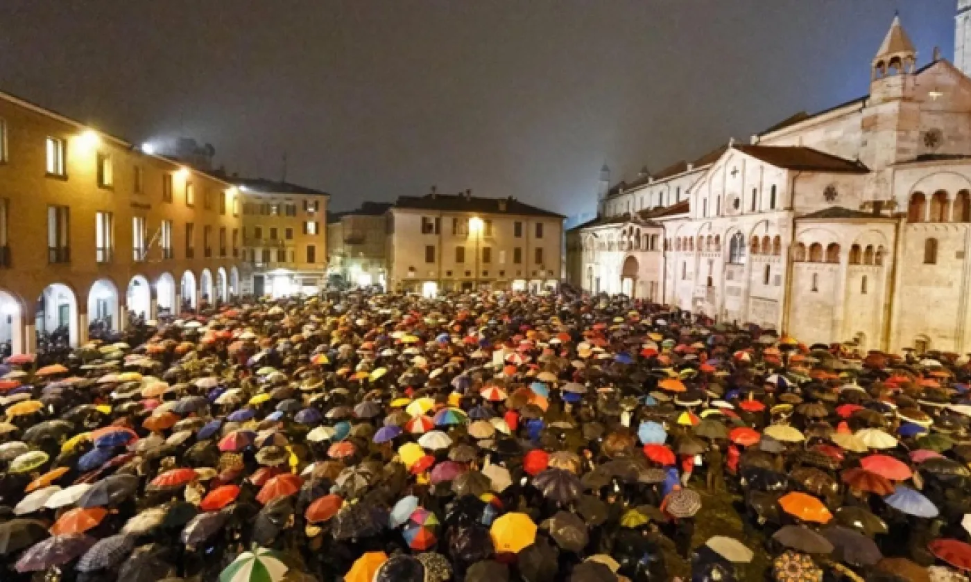 Les Sardines rassemblées sur une place d'un centre historique en Italie