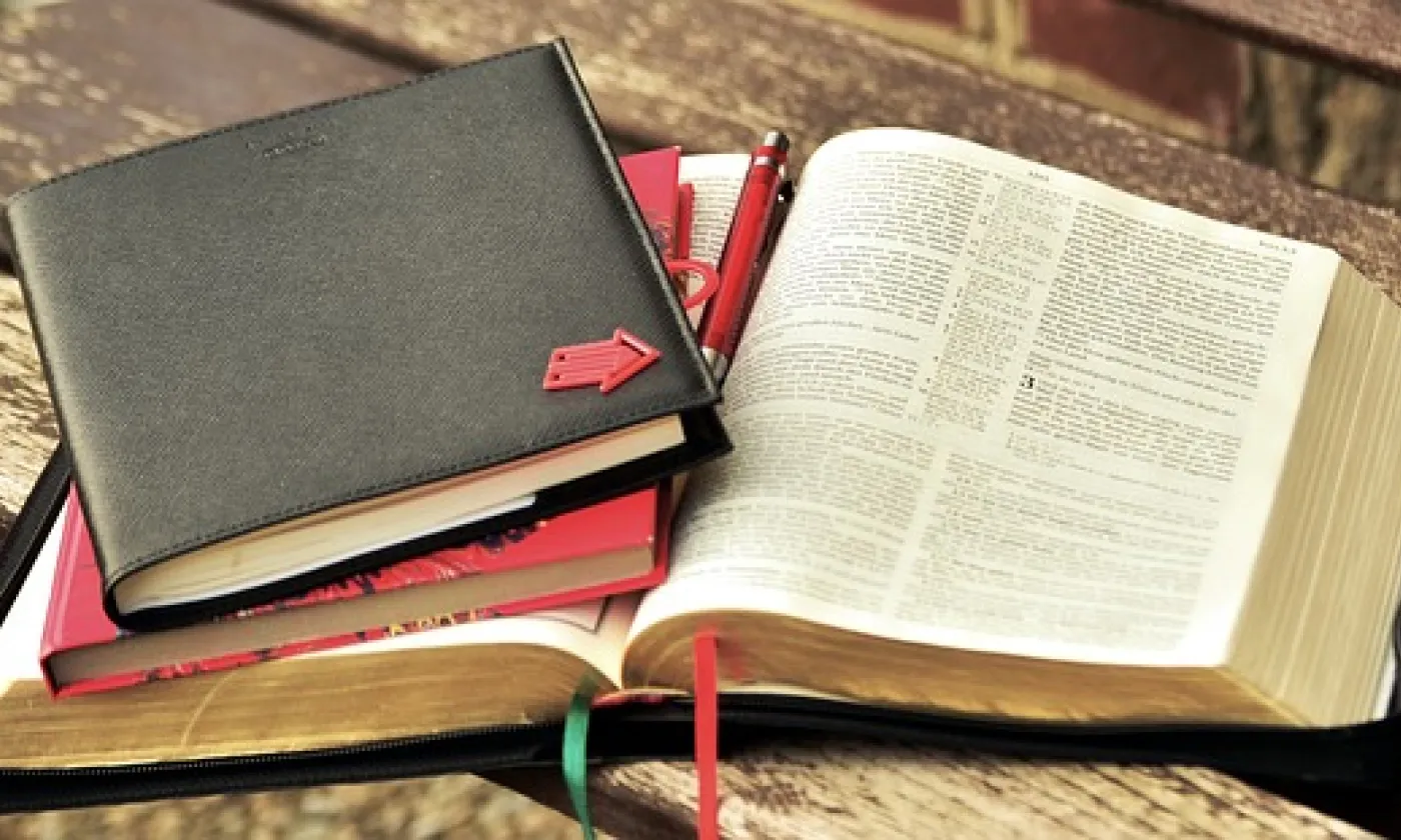 Une Bible et des carnets de note pour réfléchir (source : pixabay) Une Bible et des carnets de note pour réfléchir (source : pixabay)
