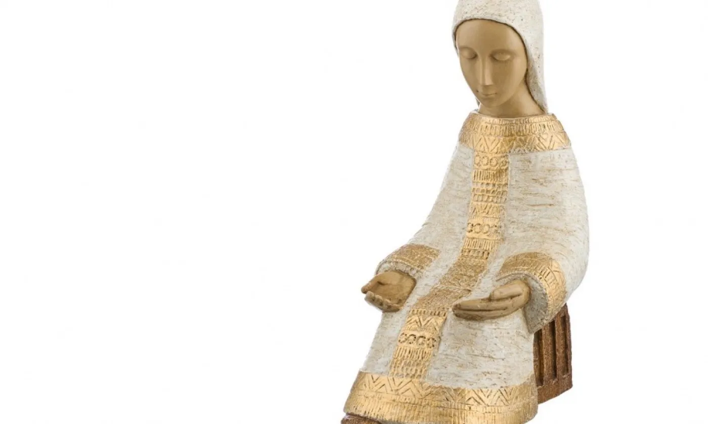 Marie assise, façonnée par les Petites Soeurs du Monastère de Bethléem de Mougères https://www.artisanatmonastique.com/vierge-marie.htm