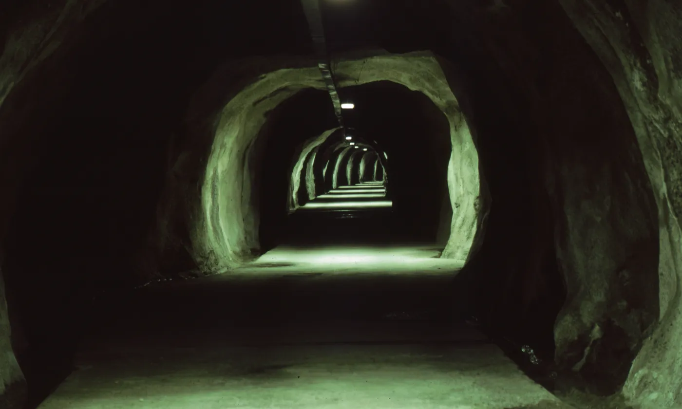 Galerie de sécurité du tunnel routier du Saint Gotthard. Photo Gilles Bourquin, 1986.
