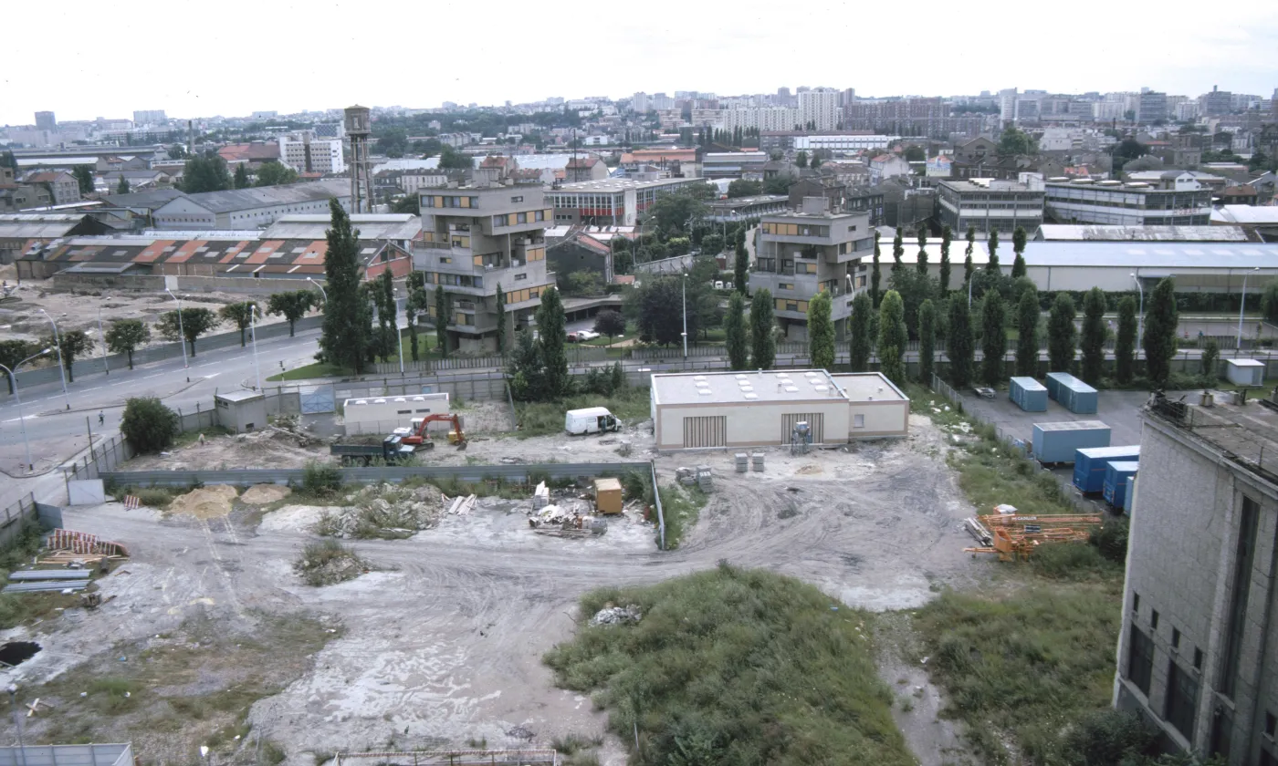 Le Fils de l'homme, lui, n'a pas où poser la tête (Mt 8,20). Terrain vague Photo Gilles Bourquin