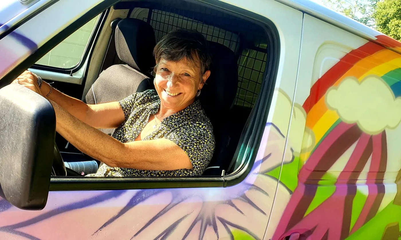 Catherine Novet au volant de son bus (DR)