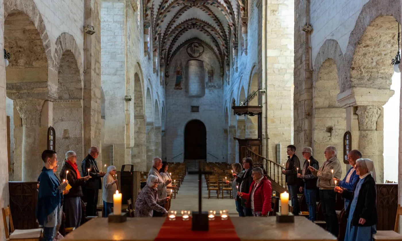 Les offices de la FPO se tiennent trois fois par jour du mardi au samedi dans le chœur de l’abbatiale et on y invite toujours les visiteurs de passage. © M. Gaudard