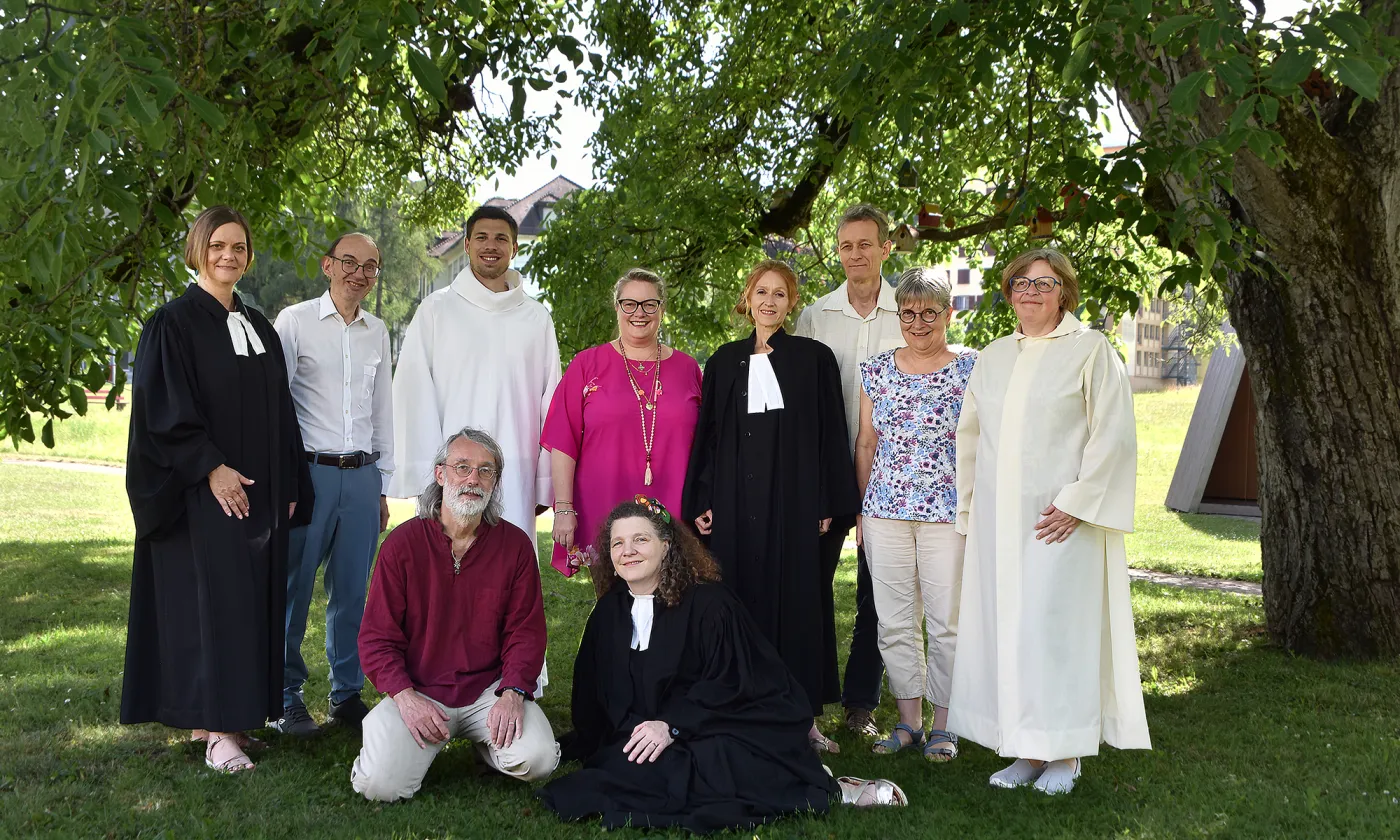 Les animateurs d'Église entourés des officiantes et des ministres nouvellement accueillis @EERV 