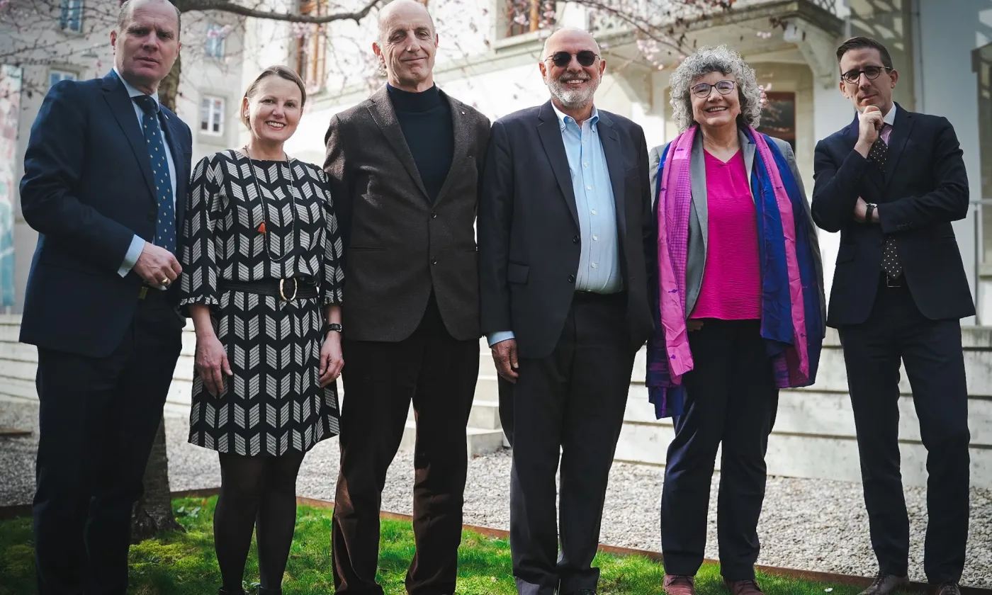 Le groupe de travail mixte : Philippe Leuba, conseiller synodal et président du groupe de travail - Anne Abruzzi, présidente du Conseil synodal - Dominique Kohli, délégué du Synode - Olivier Leuenberger, délégué du Synode - Laurence Bohnenblust-Pidoux, conseillère synodale - Simon Butticaz, délégué du Synode (de gauche à droite) © L.Cogne médias-pro