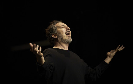 Guillaume Gallienne sur la scène des Terreaux à Lausanne © Christophe Raynaud de Lage / coll. Comédie-Française.