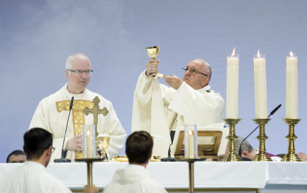 Charles Morerod et le pape François célébrant une messe à Genève, en 2018. / Keystone