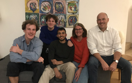 Muneer entouré de Claire, Frédéric et deux de leurs enfants. © DR Muneer entouré de Claire, Frédéric et deux de leurs enfants. © DR / Muneer entouré de Claire, Frédéric et deux de leurs enfants. © DR