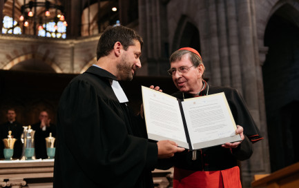 Le pasteur Gottfried Locher, à gaucher, et le cardinal Kurt Koch présentent la déclaration qu’ils ont tous les deux signée. / ©CEPE