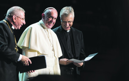 En 2016, le pape avait participé aux célébrations des 500 ans de la Réforme à Lund, en Suède, aux côtés de Munib Younan, président de la Fédération luthérienne mondiale (à gauche), et de Martin Junge, secrétaire général de la Fédération luthérienne mondiale (à droite) / ©Magnus Aronson — Lutheran World Federation