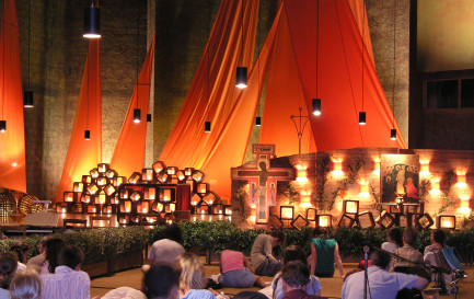 Prière dans l'église de Taizé. © CC BY-SA 3.0/Damir Jelic/ Wikimedia commons Prière dans l'église de Taizé. © CC BY-SA 3.0/Damir Jelic/ Wikimedia commons / Prière dans l'église de Taizé. © CC BY-SA 3.0/Damir Jelic/ Wikimedia commons