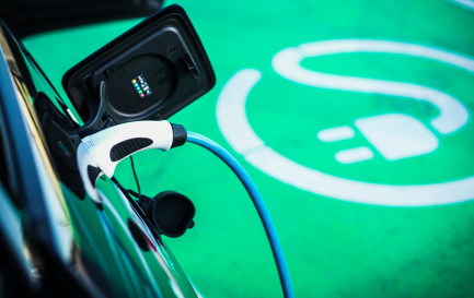 Aux Etats-Unis, les parkings des églises pourraient servir à recharger les voitures électriques / ©iStock/RS-Studios